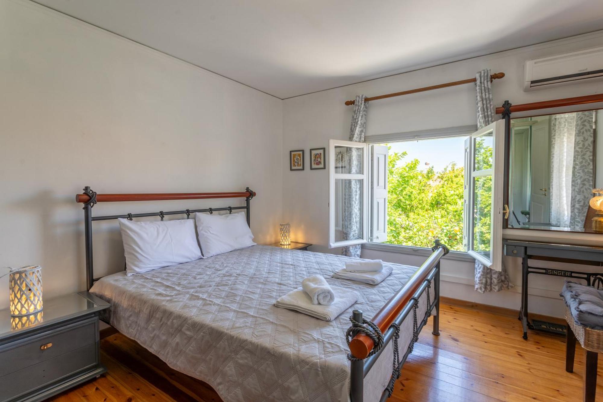 Spacious Home With Yard, Mytilene Lesvos Zewnętrze zdjęcie